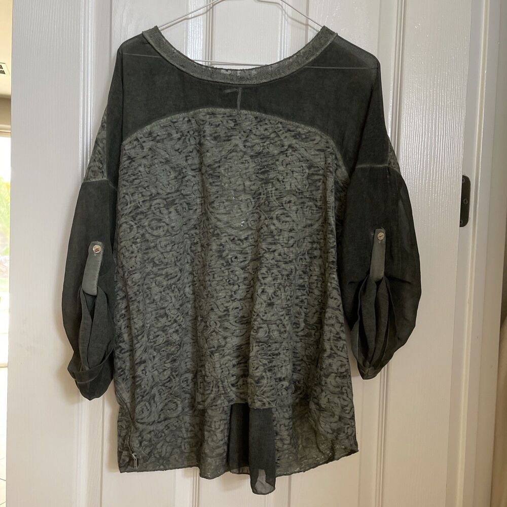 Shyloh NWT Burn out Side Zip Sheer roll sleeve top Green M / L